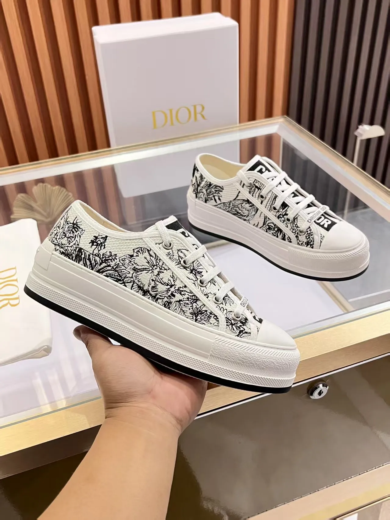 👟👟Ex-factory price 520👟👟 Walk‘n’Dior embroidered mid-top casual shoes are new in 2025. On the fashion stage, Dior embroidered shoes are the well-deserved protagonist. Delicate stitching is used on the upper, every stitch is devoted to the craftsman's efforts, and every thread is woven with artistic poetry. From complex floral patterns to smart geometric textures, embroidery is like the magic that gives shoes life, allowing them to show dynamic beauty even in static conditions.   Wearing Dior embroidered shoes feels like stepping into a dream world full of art. It is not only a pair of shoes, but also a walking piece of art that perfectly integrates fashion and culture. Whether you are strolling on the bustling city streets or attending important social occasions, Dior embroidered shoes can add unique charm to your style and become the focus of everyone's attention.   Choosing Dior embroidered shoes means choosing a persistent pursuit of quality and a unique understanding of fashion. Let it accompany you through every wonderful moment and leave your own fashion mark.  Material: Sheepskin lining, feet, silk cowhide, size 35-41, heel height 5cm